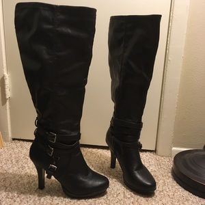 Sexy black heel boots.
